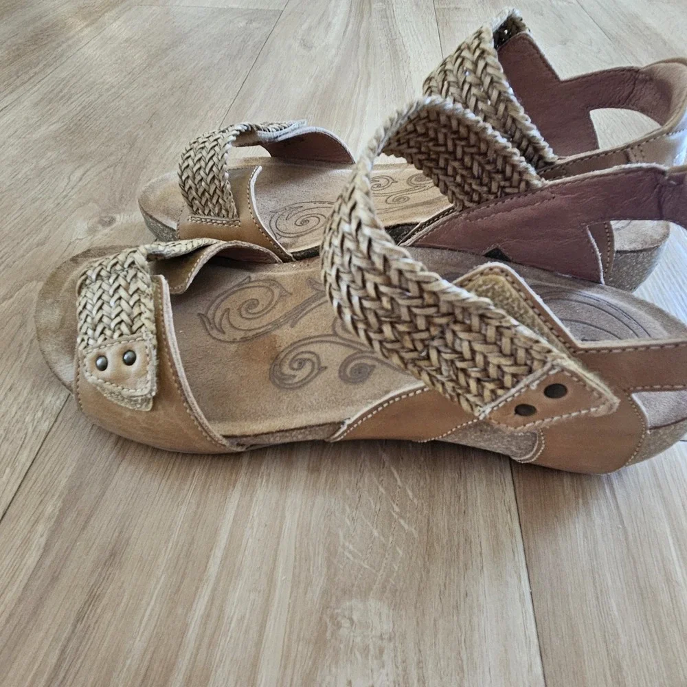 Taos Women's Bonnie Sandal Camel Strappy Leather Comfort 8-8.5 Tan - Picture 4 of 11